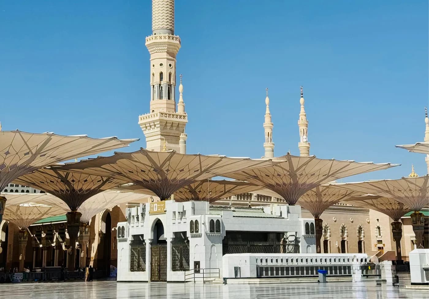 Courtyard and minaret of Masjid an-Nabawi