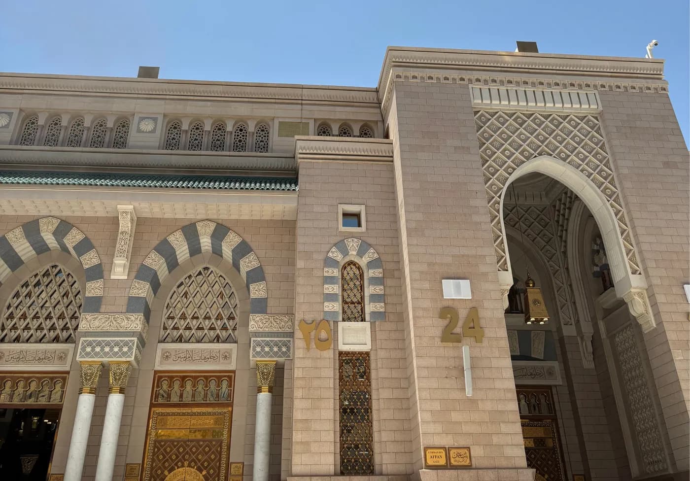 Entrance gate of Masjid an-Nabawi